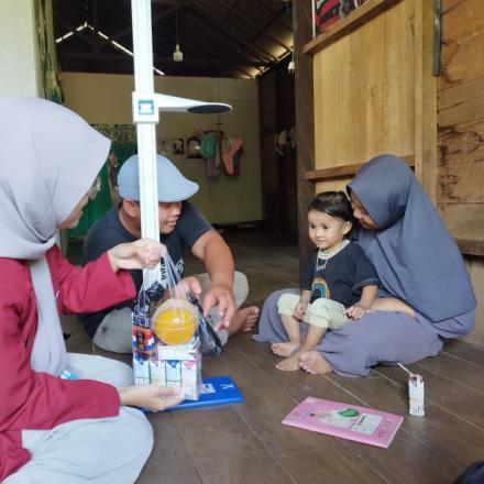 Mahasiswa KKN UMB Melakukan Observasi dan Pemberian Makanan Tambahan untuk Anak Terindikasi Stunting